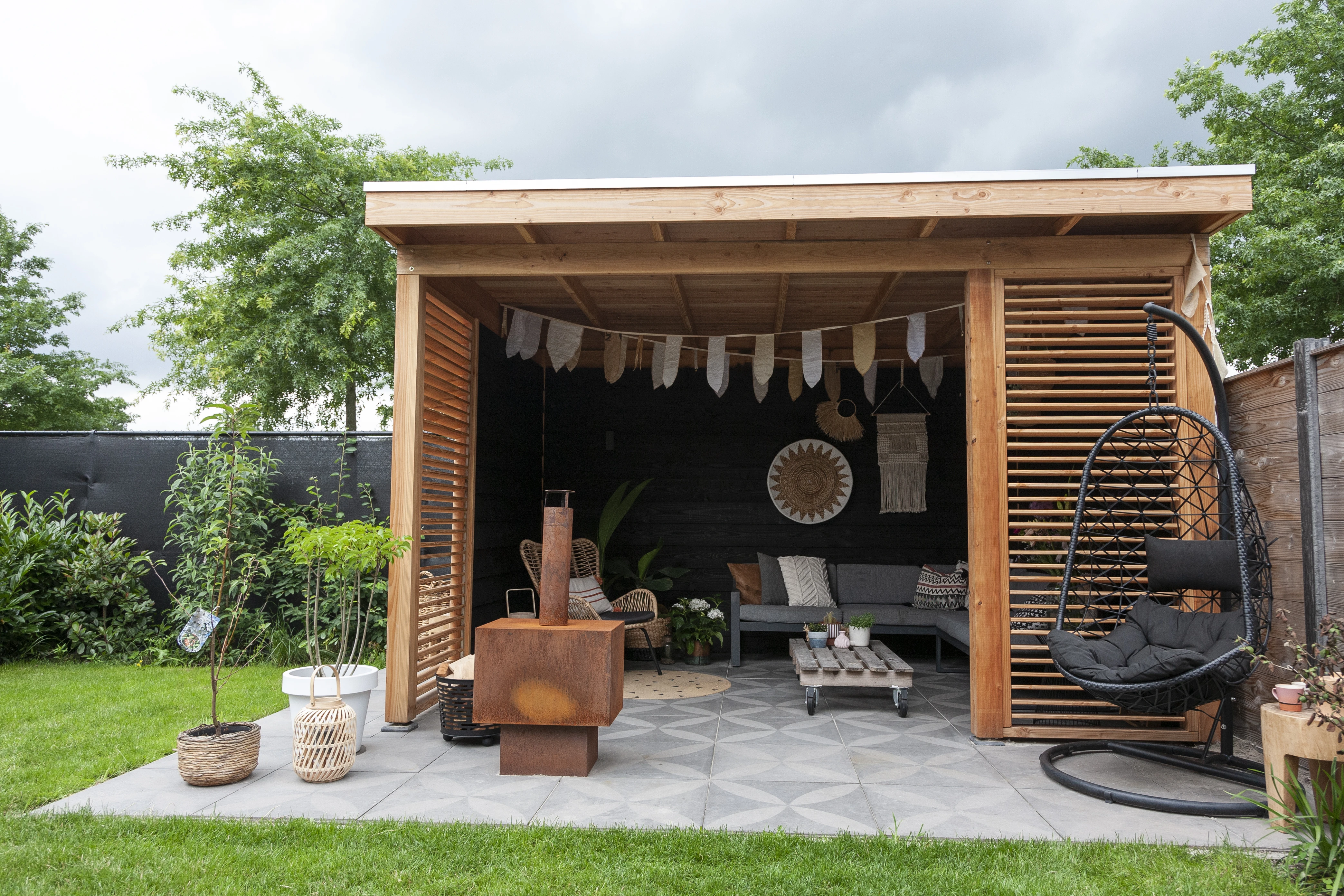 Douglas overkapping, 750 x 250, met zwarte schuur en achterwand, Westwood Comfort - Afbeelding 2